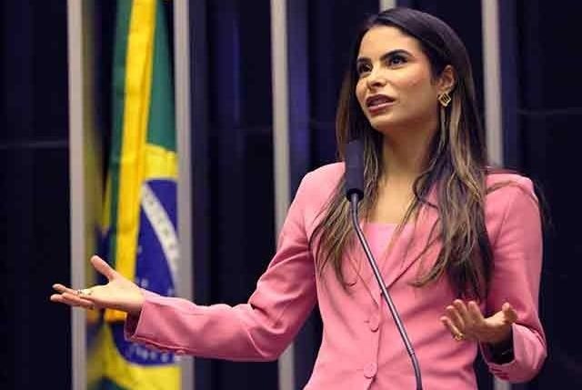 Yandra Moura celebra avanço de projeto que reconhece a licença menstrual como direito trabalhista