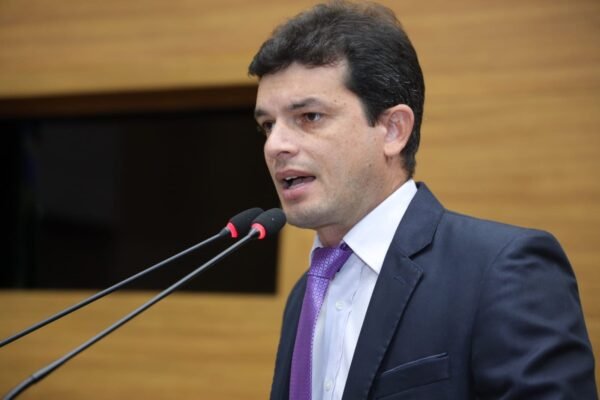 Paulo Júnior defende direito de condôminos instalarem carregadores de veículos elétricos em Sergipe