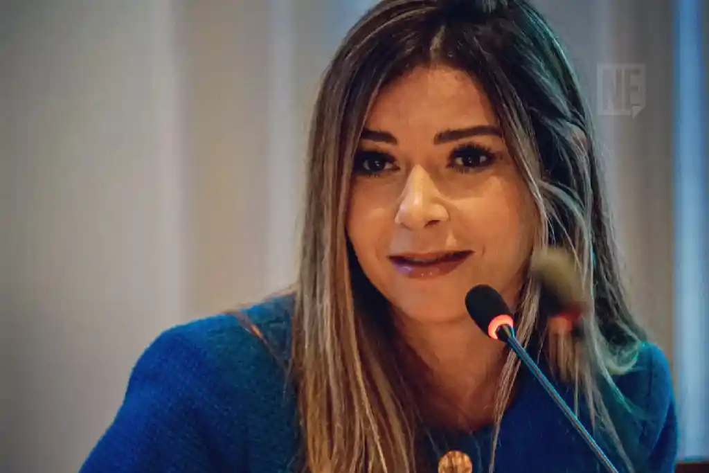 vídeos de Candisse contra Emília Corrêa