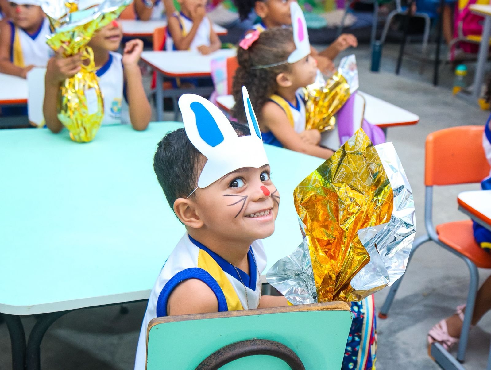 Talysson de Valmir entrega ovos de Páscoa em todas as escolas e promove inclusão total dos estudantes em Areia Branca