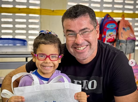 Rogério Sobral usa entrega de kits escolares para ouvir alunos e preparar novidades na educação de Ribeirópolis