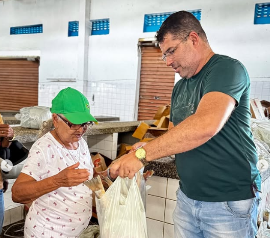 Rogério Sobral leva kits com peixe, arroz e leite de coco e fortalece Semana Santa das famílias em Ribeirópolis