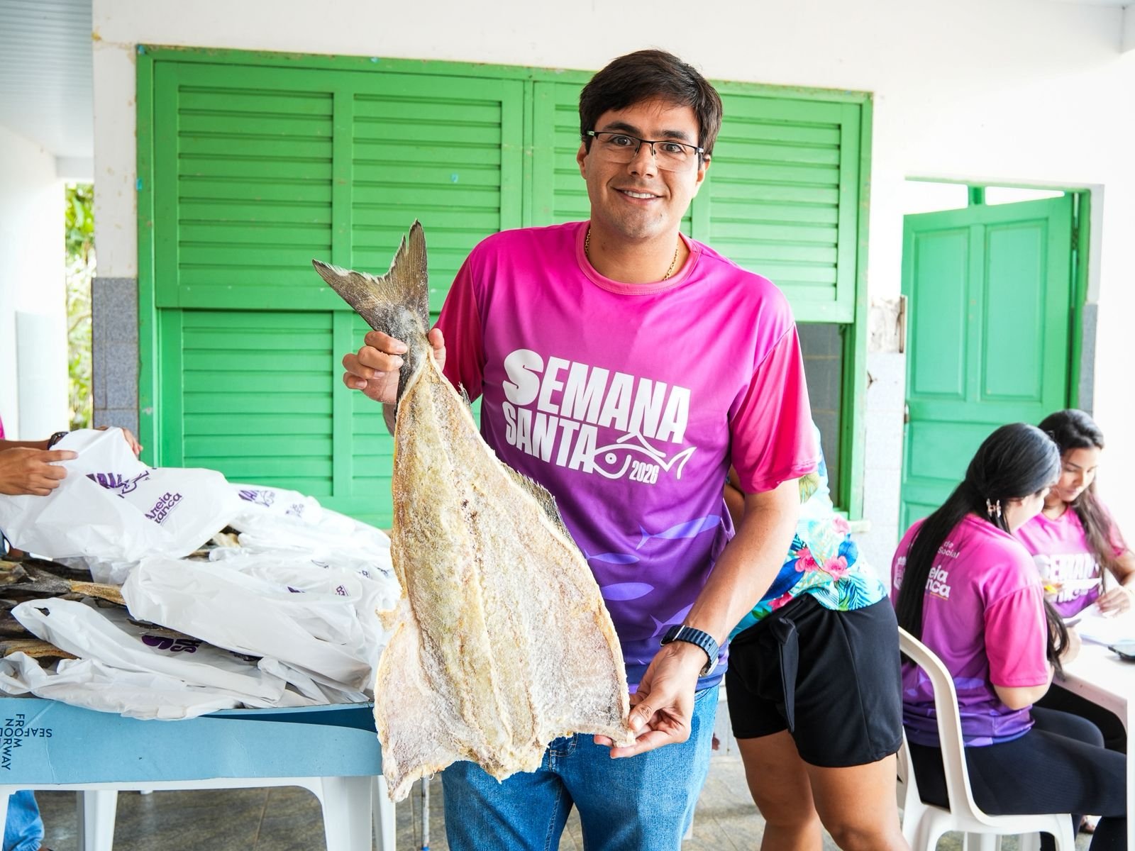 Talysson de Valmir finaliza entrega de bacalhau na sede e fecha ação da Semana Santa em Areia Branca